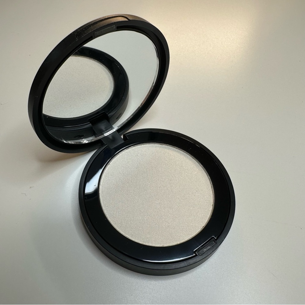 New Melt Cosmetics Ghostlight Highlighter Glow Powder Duochrome - Picture 5 of 7